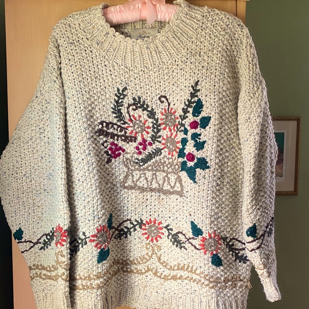 🎄Express crew neck sweater. Picture of sleigh with berrries , flowers and greens